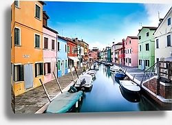 Постер Красочная венецианская улица с каналом и цветными домиками