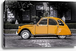 Постер Оранжевый старинный автомобиль на серой улице