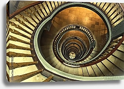 Постер Винтовая лестница с мраморными ступенями