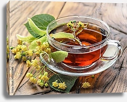 Постер Чашка липового чая и липовые цветы на деревянном столе