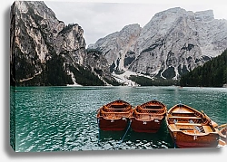 Постер Деревянные лодки на горном озере