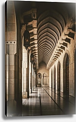 Постер Затемненный пустой коридор с арочными потолками