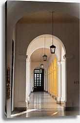Постер Длинный белый зал, состоящий из колонн и арок