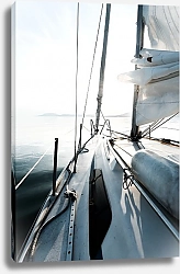 Постер Борт белой яхты на воде
