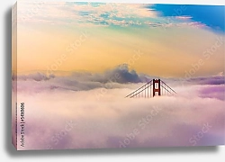 Постер Всемирно известный мост Золотые Ворота в густом тумане после восхода солнца