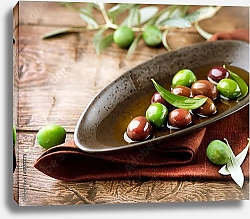 Постер Зеленые и зрелые оливки в чаше на столе