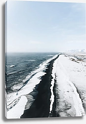 Постер Ледяная волна, набегающая на черный берег
