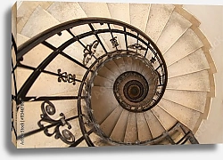 Постер Винтовая лестница с коваными перилами