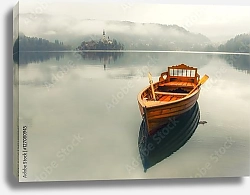 Постер Одинокая лодка на водной поверхности озера Блед, Словения
