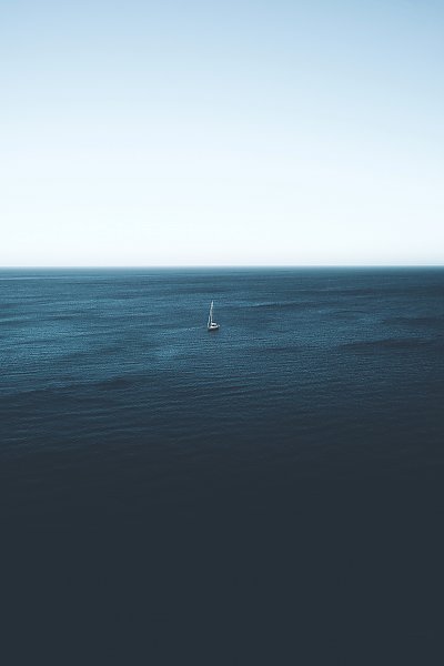 Яхта в синем море