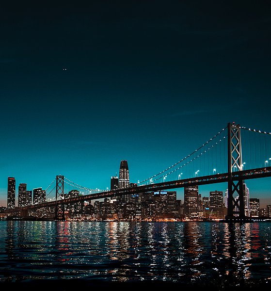 Мост в ночных огнях