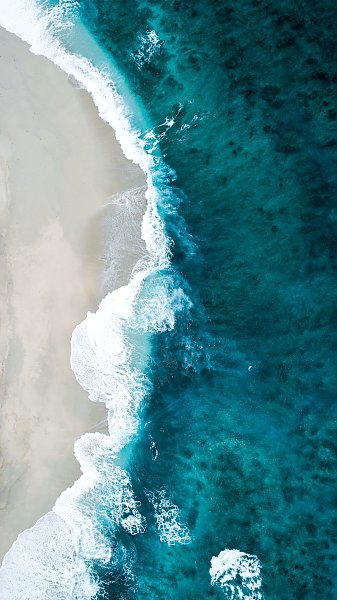 Берег синего моря с белым прибоем