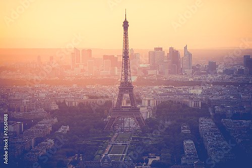 Закат над Эйфелевой башней в Париже
