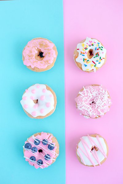 Сладкие пончики на розово-голубом фоне