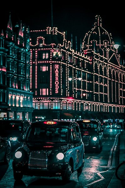 Лондонская улица в огнях со старыми такси