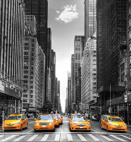 Авеню с желтыми такси в Нью-Йорке
