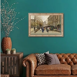 «Цветочный рынок. Бульвар Мадлен» в интерьере гостиной с зеленой стеной над диваном