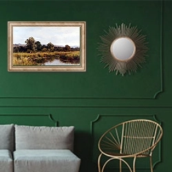 «Лето на реке» в интерьере классической гостиной с зеленой стеной над диваном