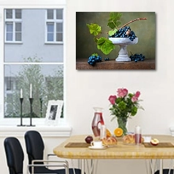 «Натюрморт с улиткой на винограде» в интерьере кухни рядом с окном