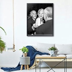 «История в черно-белых фото 1153» в интерьере гостиной в скандинавском стиле над диваном