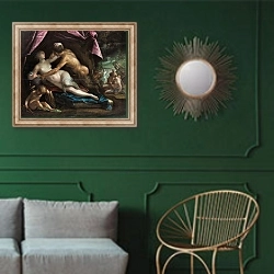 «Pan and Selene» в интерьере классической гостиной с зеленой стеной над диваном