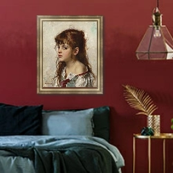 «Портрет молодой девушки 2» в интерьере гостиной с зеленой стеной над диваном