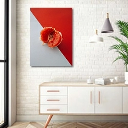 «Очищенный грейпфрут на красно-белом» в интерьере комнаты в скандинавском стиле над тумбой