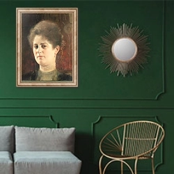 «Portrait of a lady» в интерьере классической гостиной с зеленой стеной над диваном