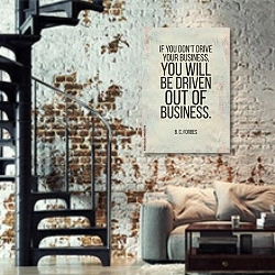 «Мотивационный плакат с цитатой Форбса» в интерьере двухярусной гостиной в стиле лофт с кирпичной стеной