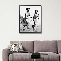 «История в черно-белых фото 756» в интерьере в скандинавском стиле над диваном