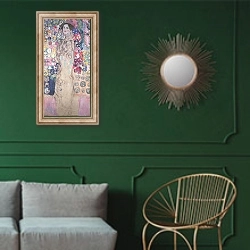 «Portrait of Maria Munk» в интерьере классической гостиной с зеленой стеной над диваном