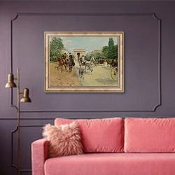 «Riders and Carriages on the Avenue du Bois, 1910» в интерьере гостиной с розовым диваном