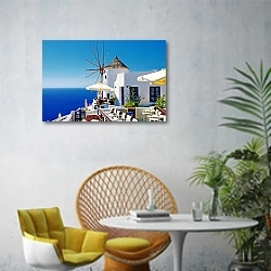 «Санторини, Мельница» в интерьере современной гостиной с желтым креслом