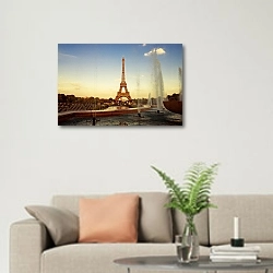 «Франция, Париж. Вечер, Эйфелева башня и фонтаны» в интерьере современной светлой гостиной над диваном