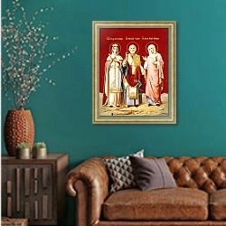 «An icon painted on glass depicting Saint Nicholas, Saint Alexandra and Mary Magdalene, c.1900» в интерьере гостиной с зеленой стеной над диваном