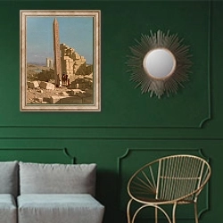 «Обелиск Тутмосу в Карнаке» в интерьере классической гостиной с зеленой стеной над диваном