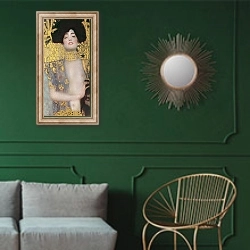 «Judith, 1901» в интерьере классической гостиной с зеленой стеной над диваном