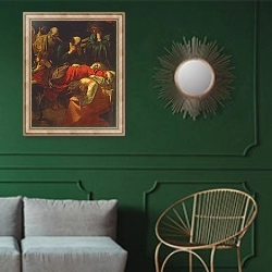 «The Death of the Virgin, 1605-06» в интерьере классической гостиной с зеленой стеной над диваном