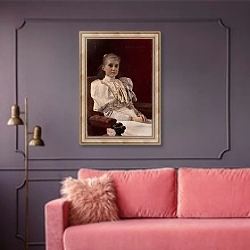 «Sitzendes junges Mädchen» в интерьере гостиной с розовым диваном