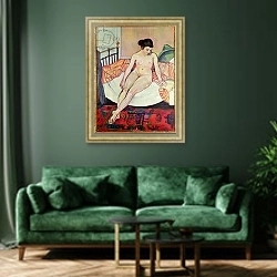 «Nude with a Striped Blanket, 1922» в интерьере зеленой гостиной над диваном