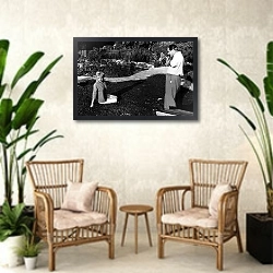 «Monroe, Marilyn 136» в интерьере комнаты в стиле ретро с плетеными креслами