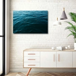 «Воды океана» в интерьере комнаты в скандинавском стиле над тумбой
