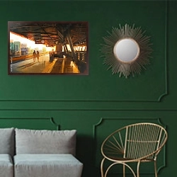 «Двое на вокзале» в интерьере классической гостиной с зеленой стеной над диваном