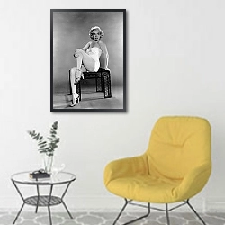 «История в черно-белых фото 635» в интерьере комнаты в скандинавском стиле с желтым креслом