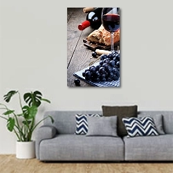 «Вино и виноград» в интерьере гостиной в скандинавском стиле с серым диваном