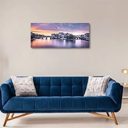 «Франция, Париж. Панорама с мостом через остров» в интерьере современной гостиной с синим диваном