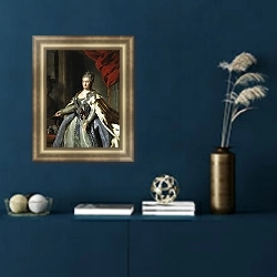 «Портрет Екатерины II 5» в интерьере гостиной с розовым диваном