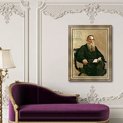 «Lev Tolstoy 1887» в интерьере классической гостиной с зеленой стеной над диваном