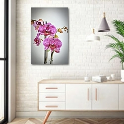 «Цветок пятнистой розовой орхидеи» в интерьере комнаты в скандинавском стиле над тумбой