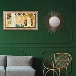 «Бетховенский фриз - Поиски счастья находят отражение в поэзии» в интерьере классической гостиной с зеленой стеной над диваном